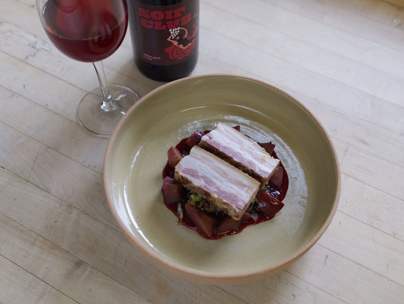 Poitrine de porc, sauce aux fruits rouges et vin nature