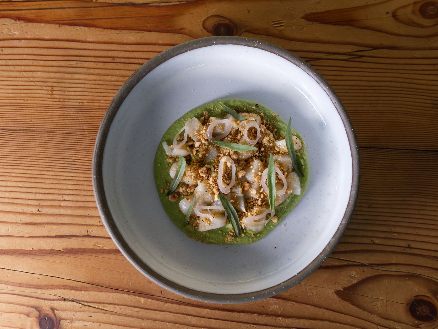 Poisson nacré, crème d'herbes verte et noisettes torréfiées