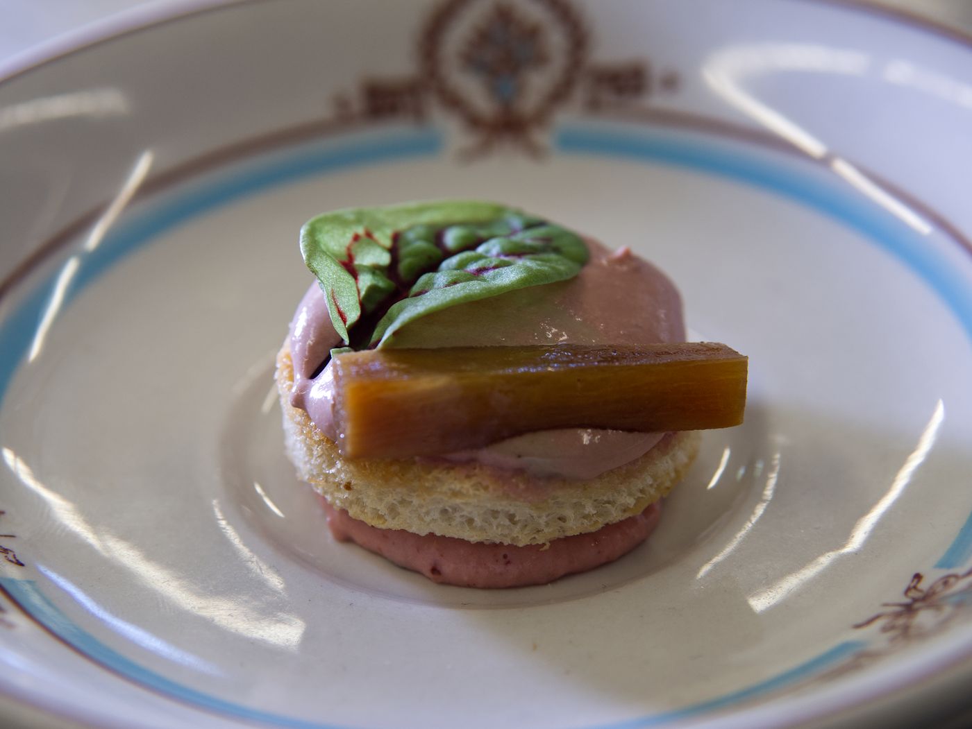 Bouchée gourmande servie sur porcelaine d'époque de la Villa Estevan
