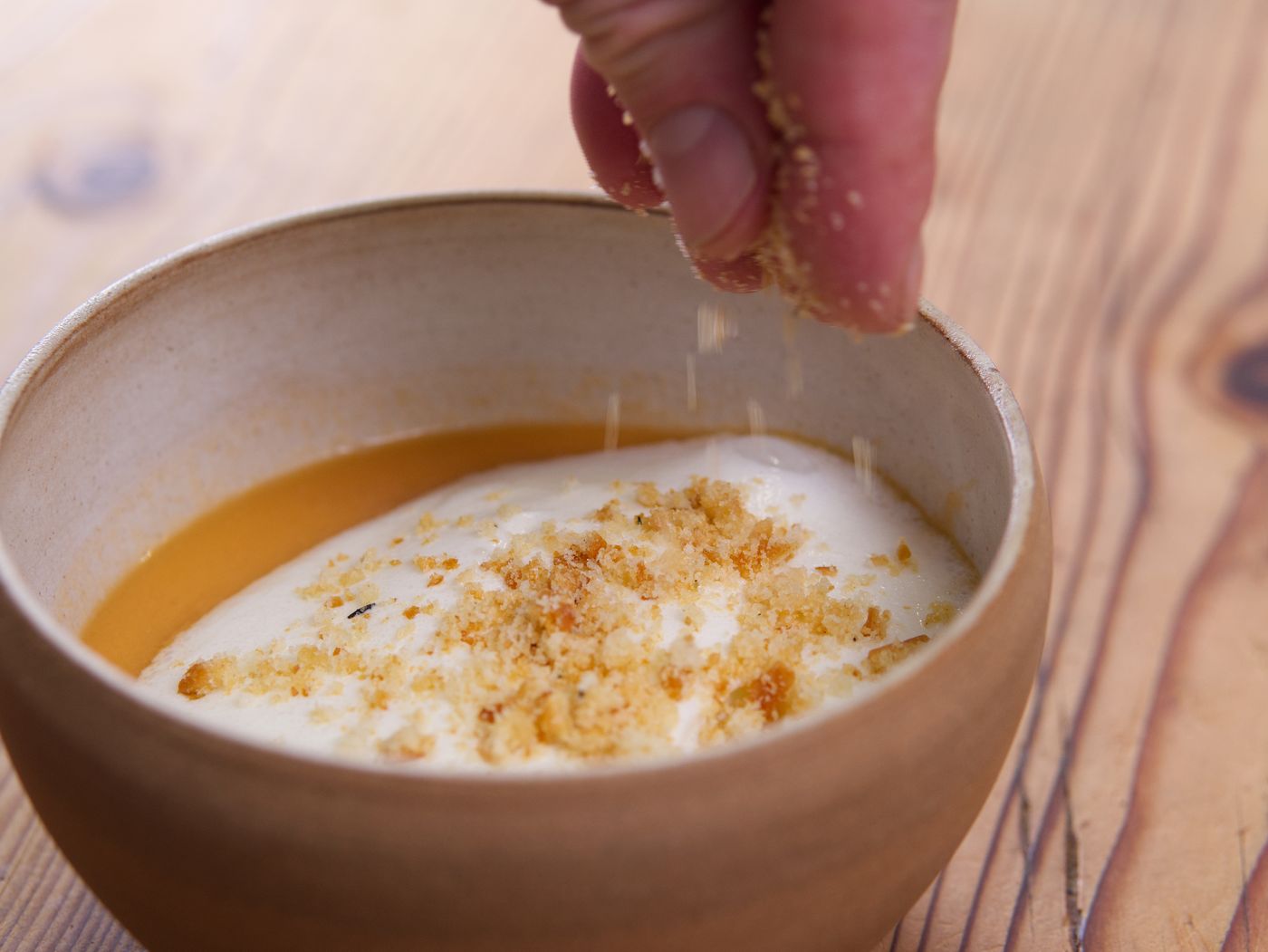 Velouté mousseux finalisé à la chapelure dorée