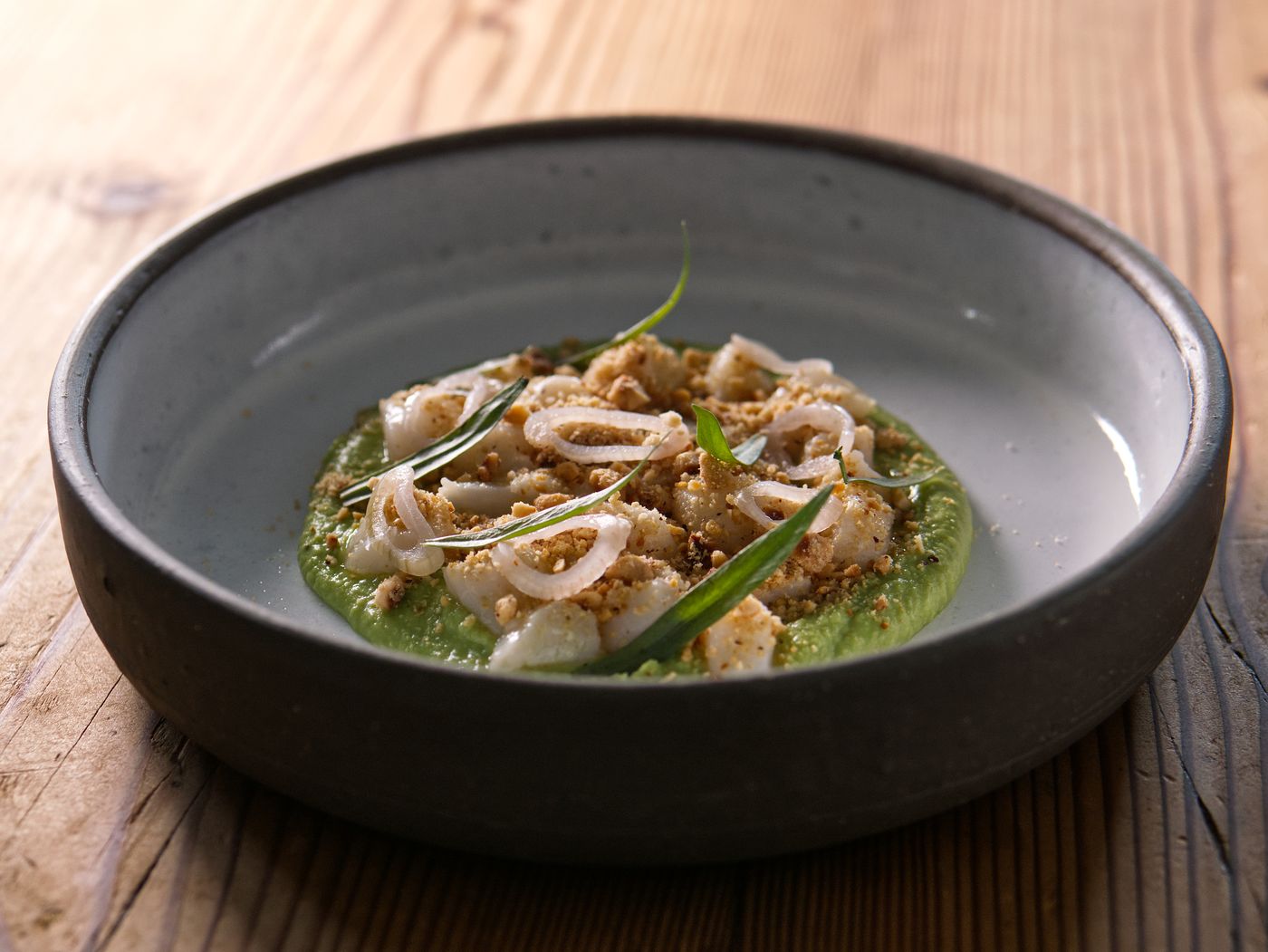 Poisson, purée verte et éclats de noisette