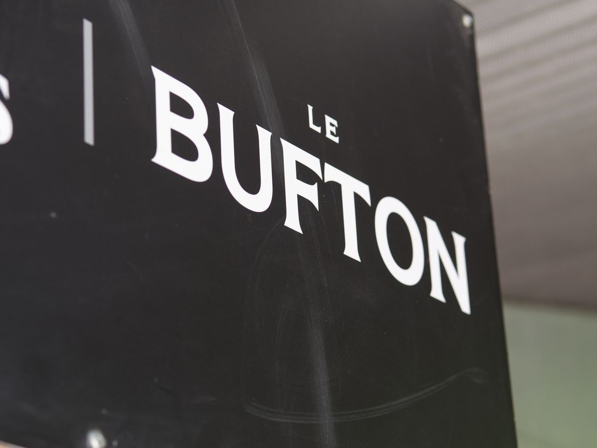 Enseigne du Bufton aux Jardins de Métis