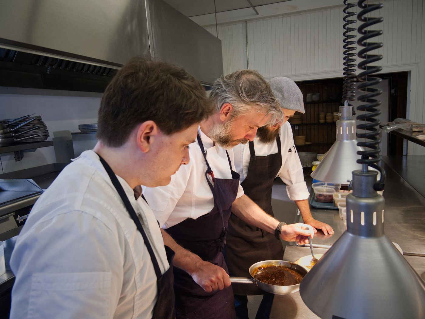 L'équipe en cuisine pendant le service à la Villa Estevan
