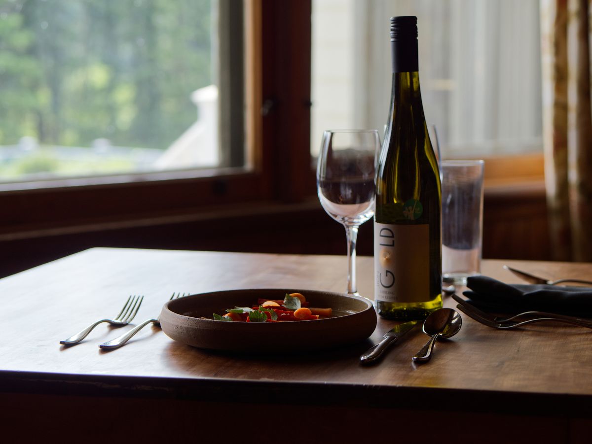Dressage d'une assiette de saison à la Villa Estevan, accompagnée d'un vin blanc